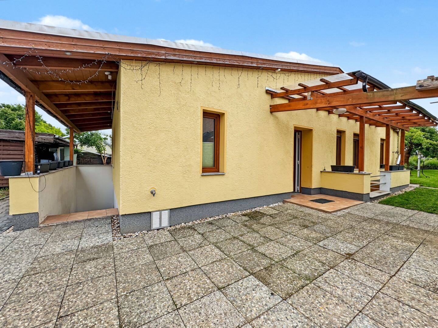 TEILSANIERTES EINFAMILIENHAUS MIT VOLLKELLER, POOL, KAMIN & TRAUMGARTEN – IHR ZUHAUSE IM GRÜNEN, 12524 Berlin (Treptow-Köpenick Altglienicke Kleingartenanlage Falkenbrunn 1)
