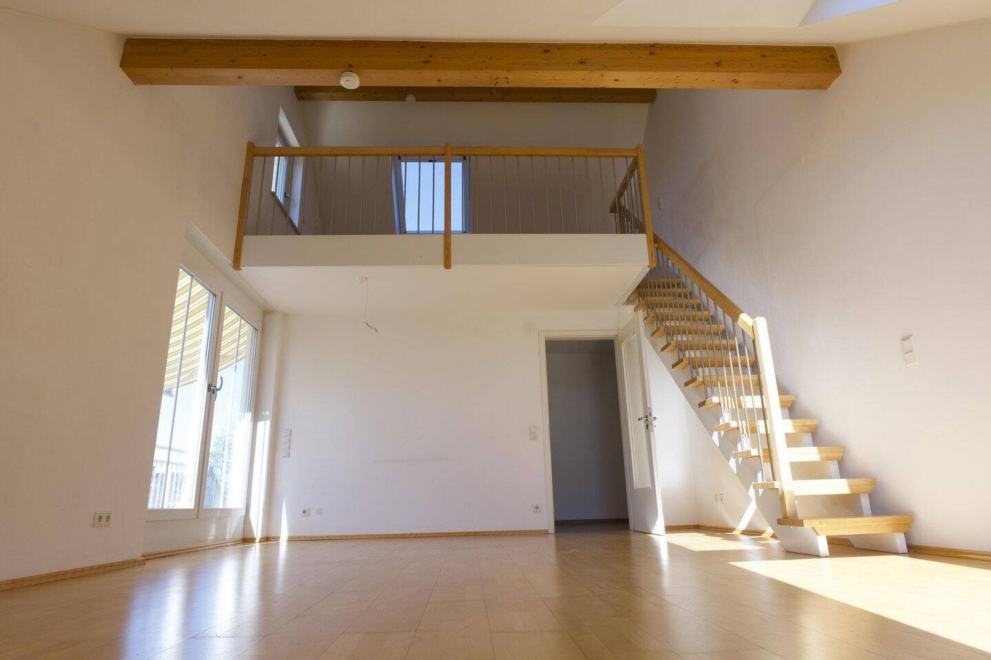 Tageslichtdurchflutete Maisonettwohnung mit großzügiger Galerie und Balkon, 85716 Unterschleißheim