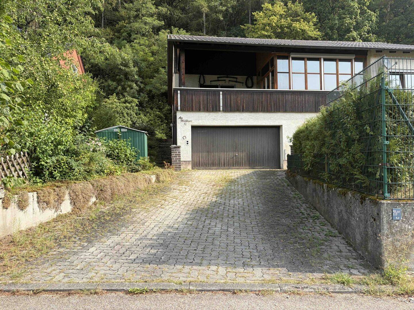 Wohnen am Waldrand – Einfamilienhaus mit Einliegerwohnung und zwei Gärten in Essing, 93343 Essing