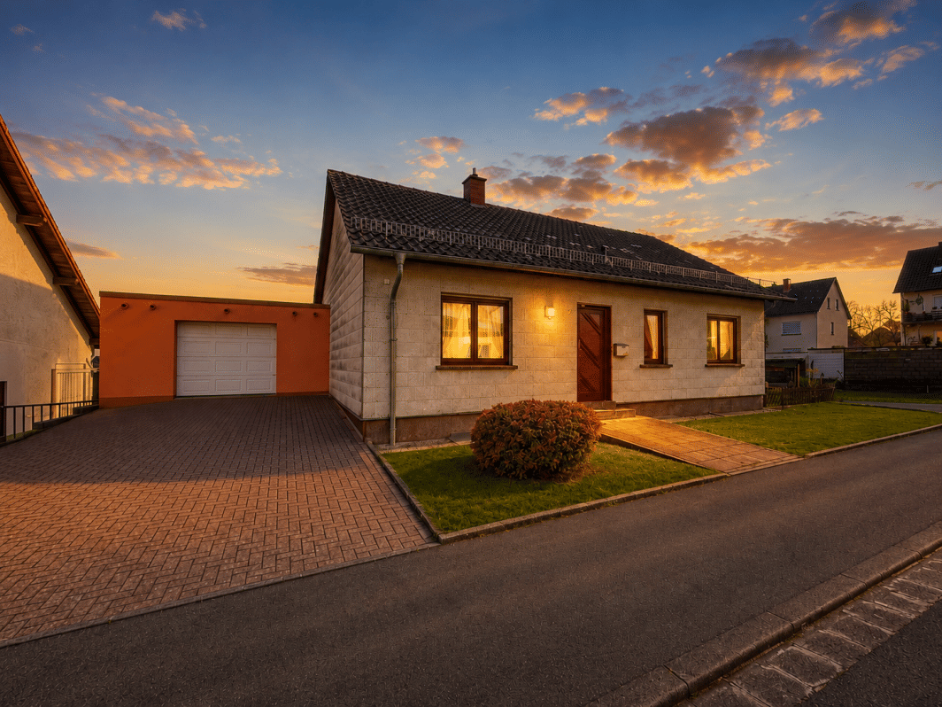 Freistehender Bungalow mit Einliegerwohnung, zwei Garagen und Garten in Homburg-Schwarzenbach, 66424 Homburg