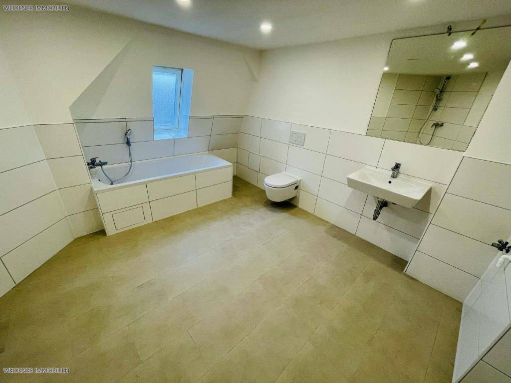 Ihr neues Zuhause wartet: 4-Raum-Wohnung mit Komfort-Badezimmer und großzügigem Wohnambiente!, 7545 Gera (Bieblach Innenstadt Ostviertel Pforten Untermhaus)
