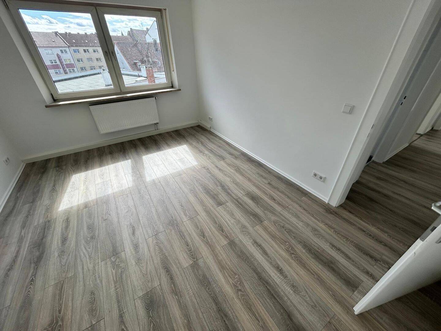 Wunderschöne 2 Zi. komplett Renoviert mit Balkon nähe Hauptbahnhof und der City-Nürnberg, 90443 Nürnberg