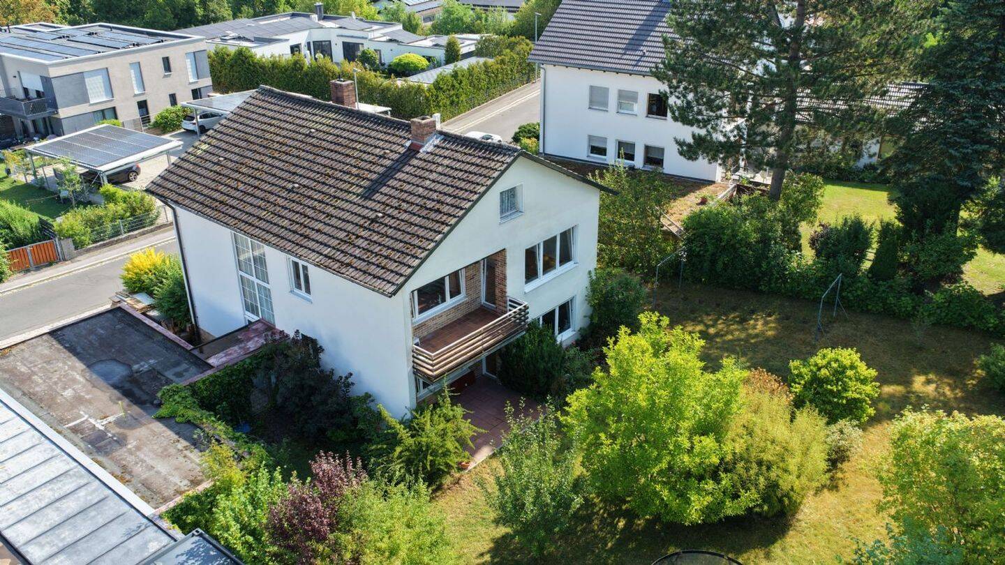 Schönes, großes Einfamilienhaus mit EBK, Doppelgarage und Garten, 92224 Amberg