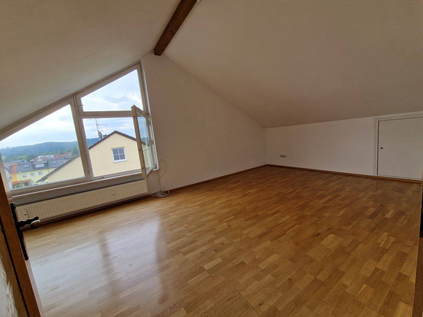 Freundlich helle und gut geschnittene Dachgeschosswohnung (2.OG) ideal für eine Einzelperson., 87724 Ottobeuren