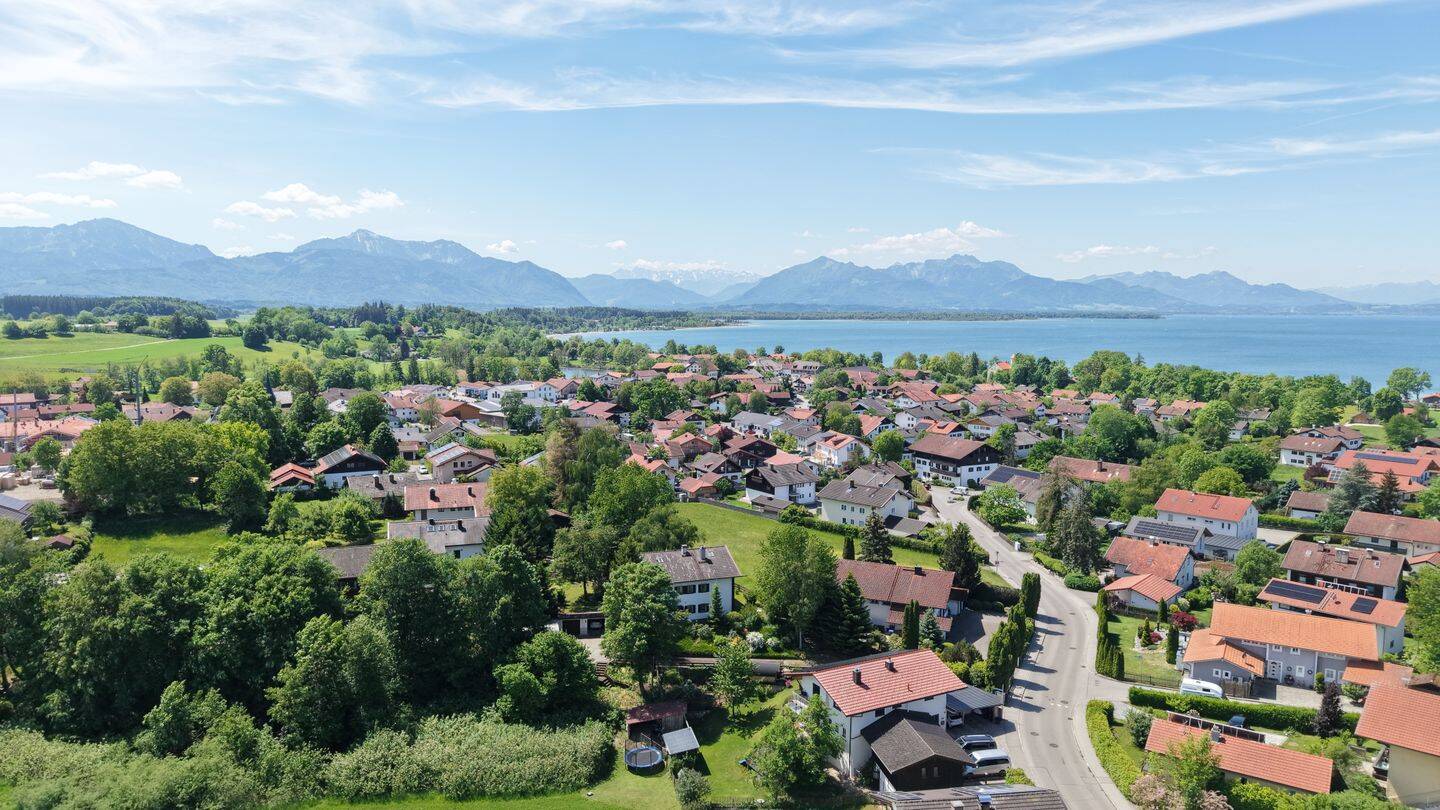 Attraktives und ruhig gelegenes Landhaus mit 911qm Gartengrundstück – ruhig, Doppelgarage, 6 Zimmer, 83365 Nußdorf