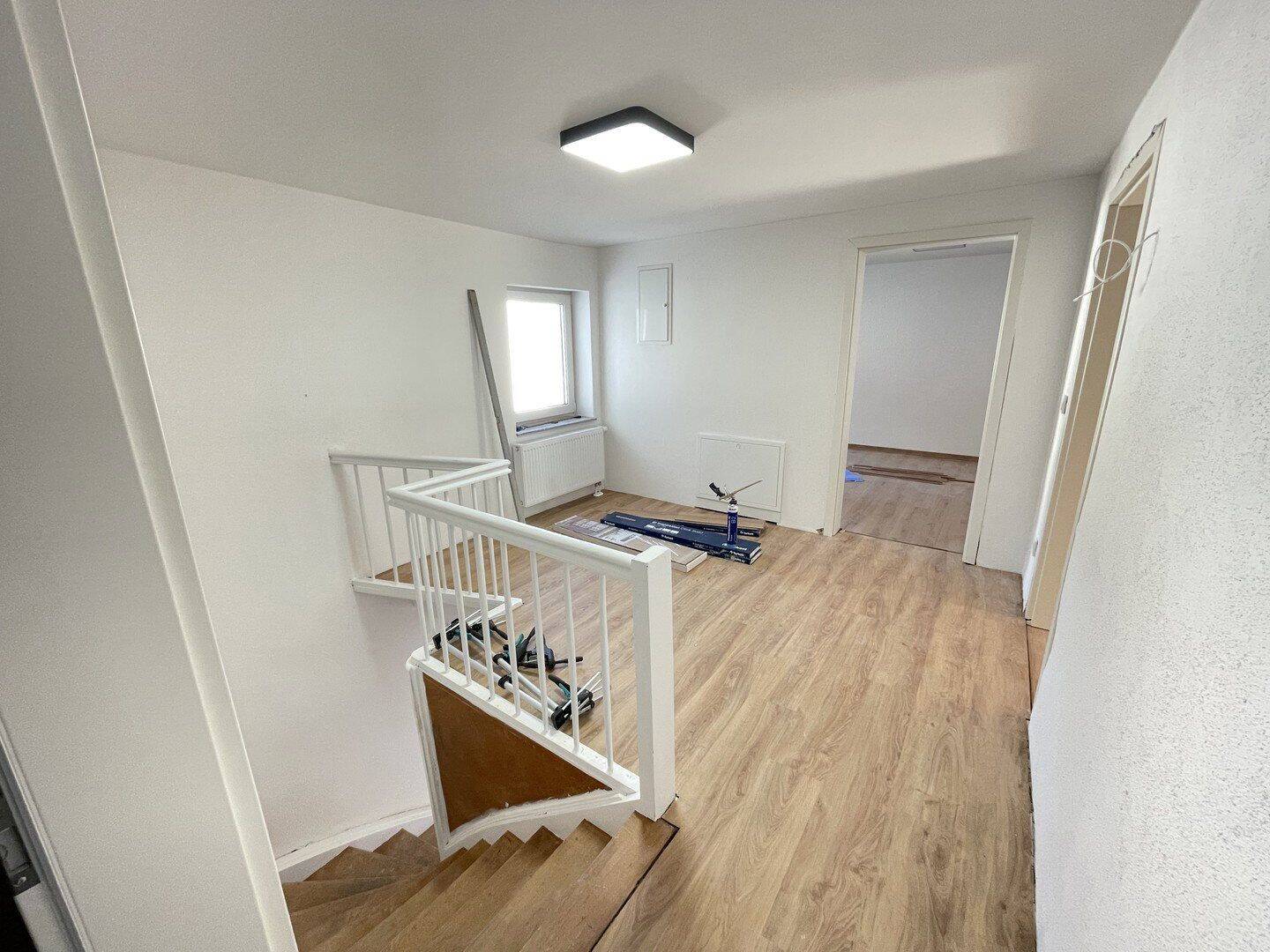 SCHLOSSBLICK | Illertissen | 3-Zimmer Wohnung | Küche + Parkplatz + Terasse, 89257 Illertissen