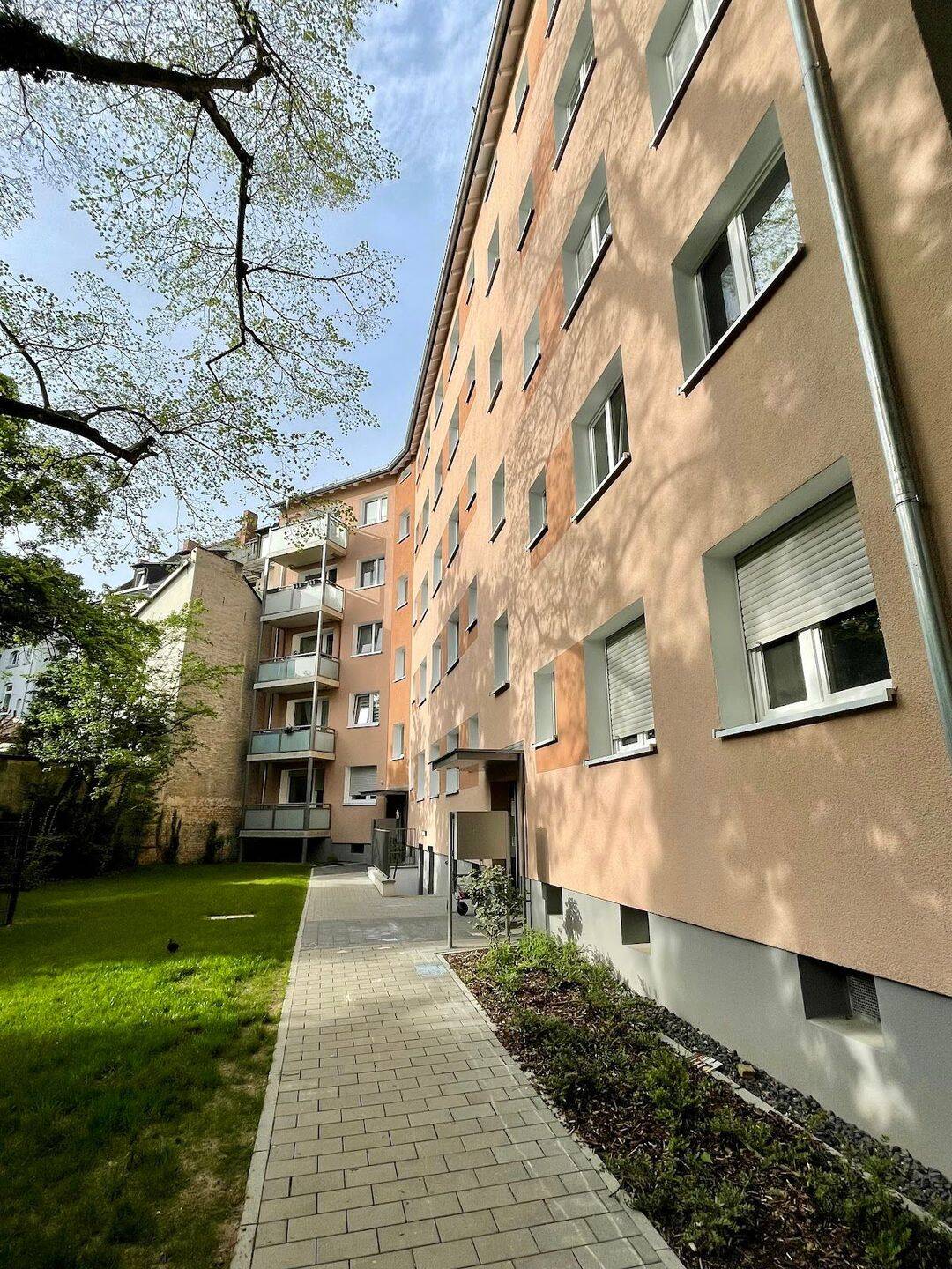 Frisch modernisiert 3-Zimmer-Wohnung im 1. Obergeschoss, 65203 Wiesbaden (Biebrich Mainz-Amöneburg Schierstein)