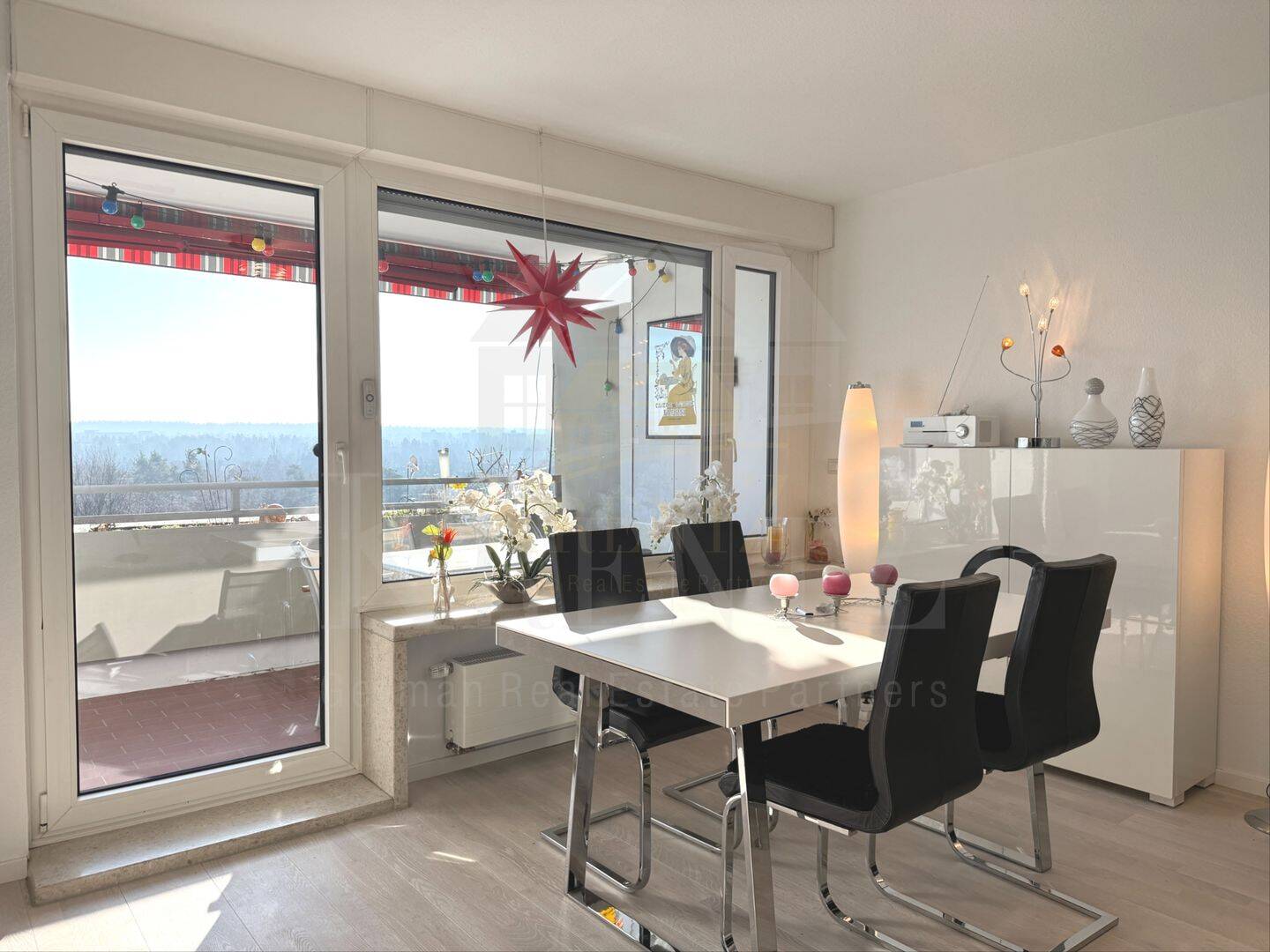 Einzugsbereit: 2-Zimmer mit Panoramablick über Nürnberg, 90471 Nürnberg (Dutzendteich Langwasser Neuselsbrunn Stadion Zollhaus)