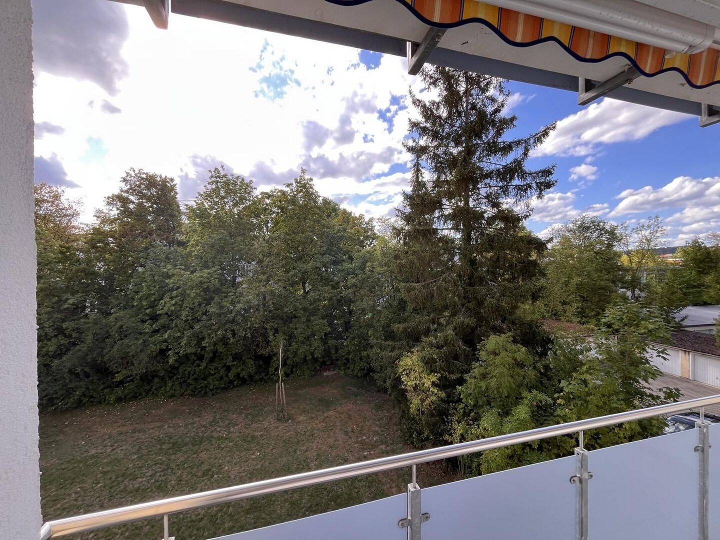 Rendite 3,10%! Vermietete 3 Zi. ETW mit 6 m² West-Loggia im Westen von Regensburg, 93049 Regensburg (Großprüfening-Dechbetten-Königswiesen Innenstadt Westenviertel)
