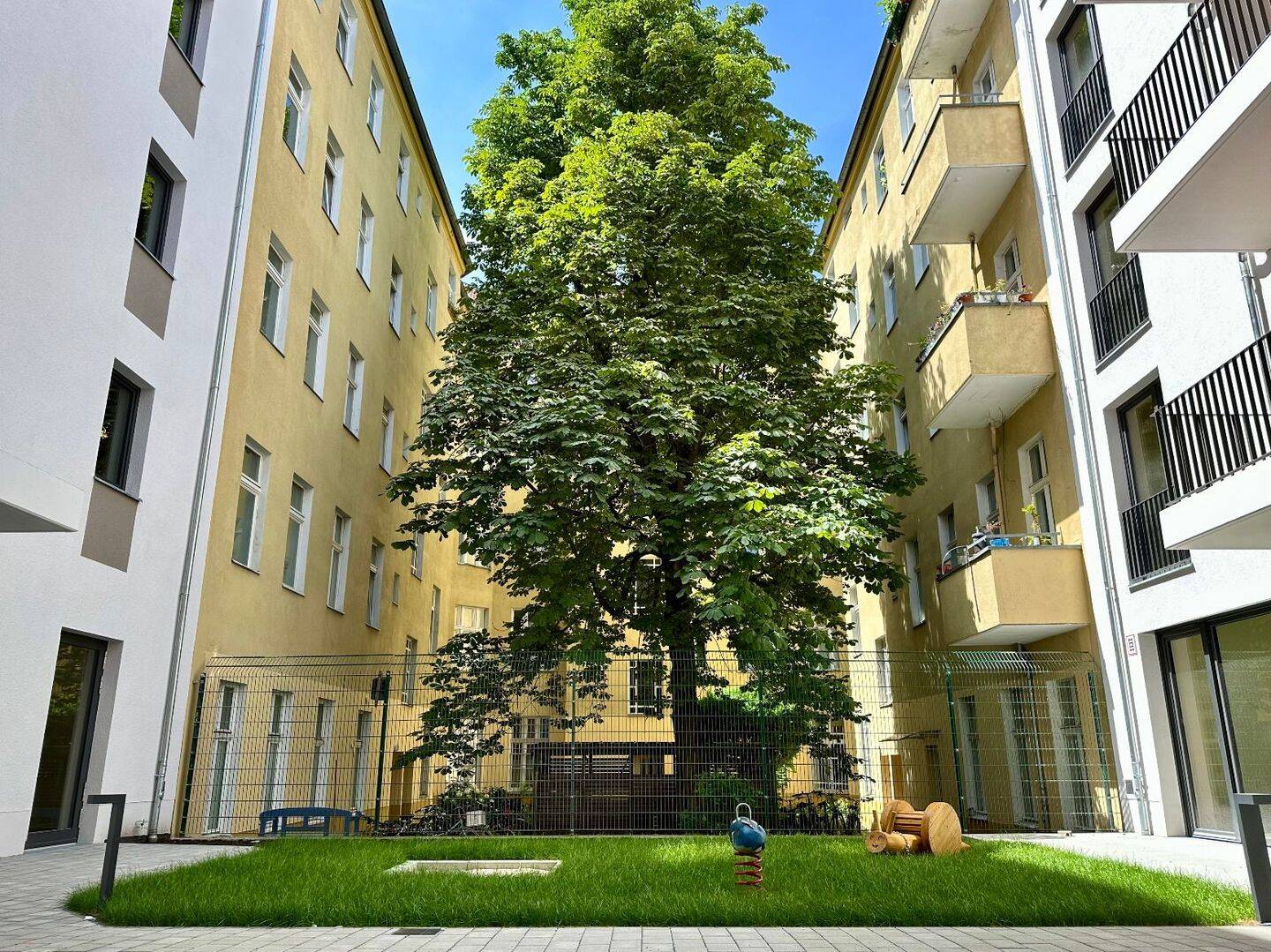 Traumhafte, ruhige und großzügige 2-Zi.-Whg. mit Balkon & hochwertiger EBK!, 10439 Berlin (Pankow Prenzlauer Berg)