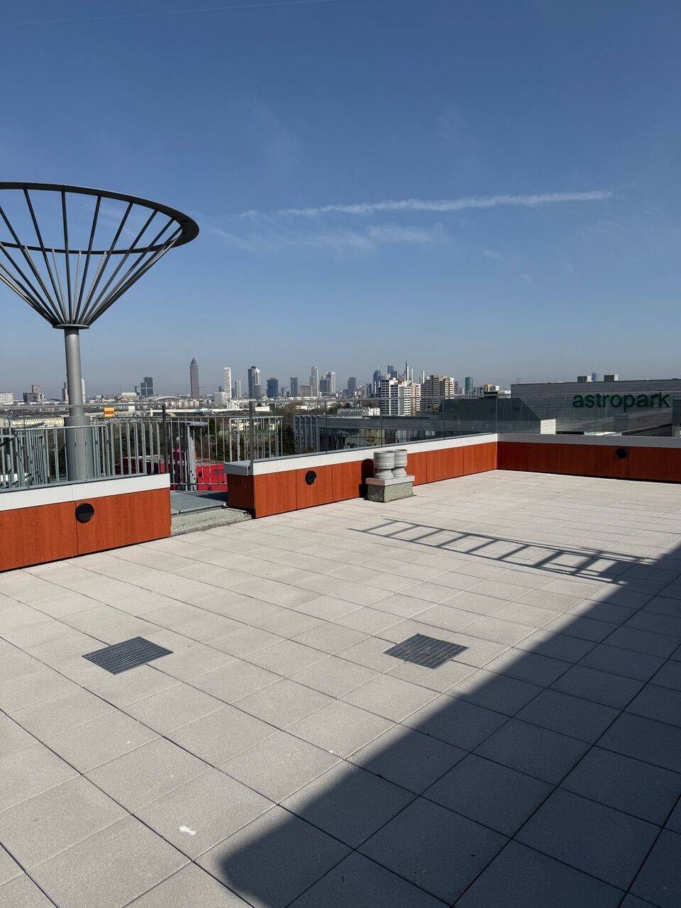 1-Zi-Appartment mit EBK, Concierge-Service, XXL-Skyline-Terrasse für HG uvm!, 60528 Frankfurt am Main (Niederrad Sachsenhausen Schwanheim)