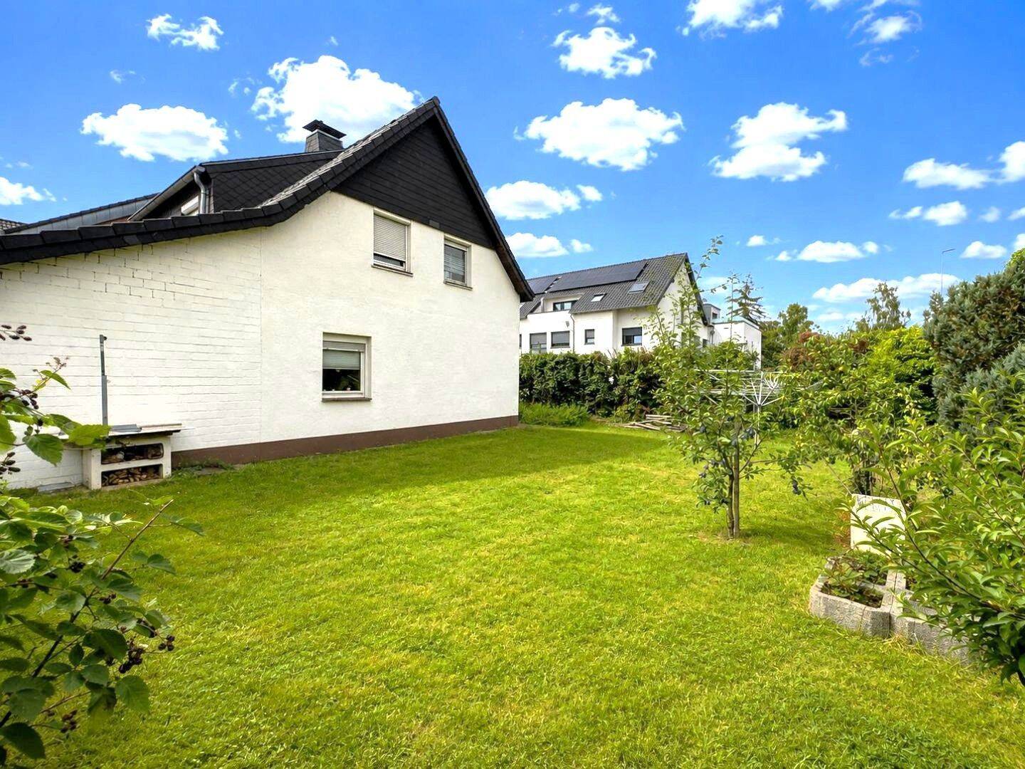 Freistehendes Einfamilienhaus auf großzügigem Grundstück mit Wintergarten und drei Garagen in Jülich, 52428 Jülich