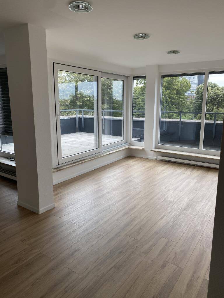 Individuelle 3-Zimmer-Wohnung mit großer Dachterrasse im 5. Obergeschoss, 40470 Düsseldorf (Düsseltal Grafenberg Mörsenbroich Rath)