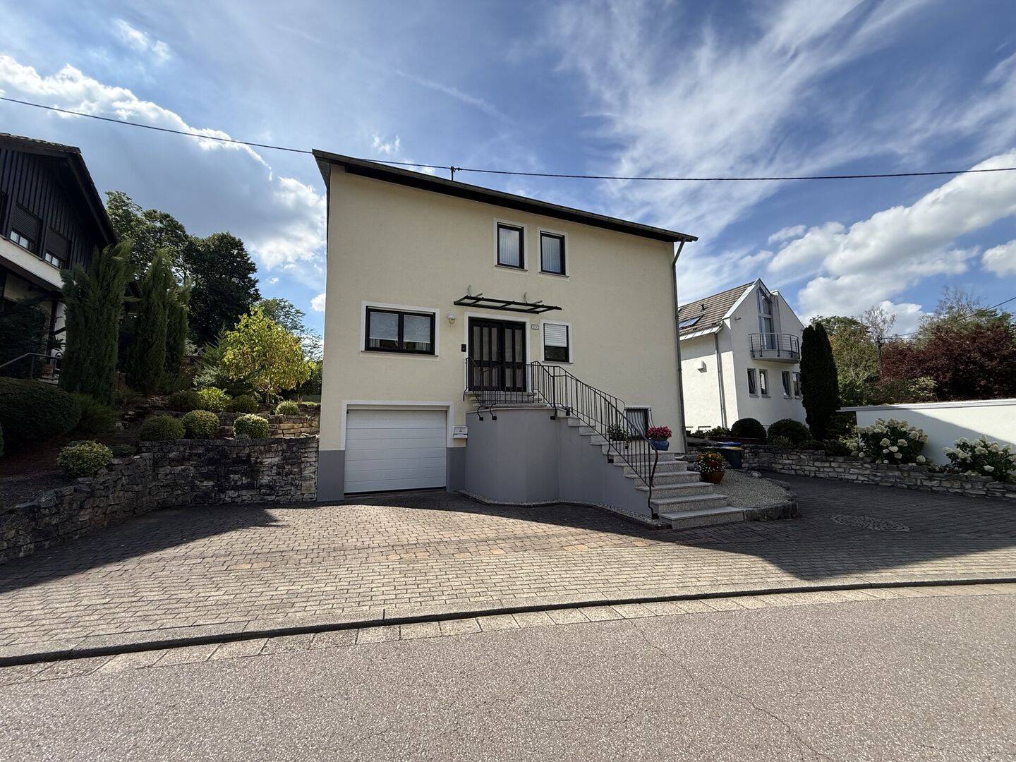 Freistehendes Einfamilienhaus mit Garage in beliebter Lage von SB-Dudweiler, 66125 Saarbrücken