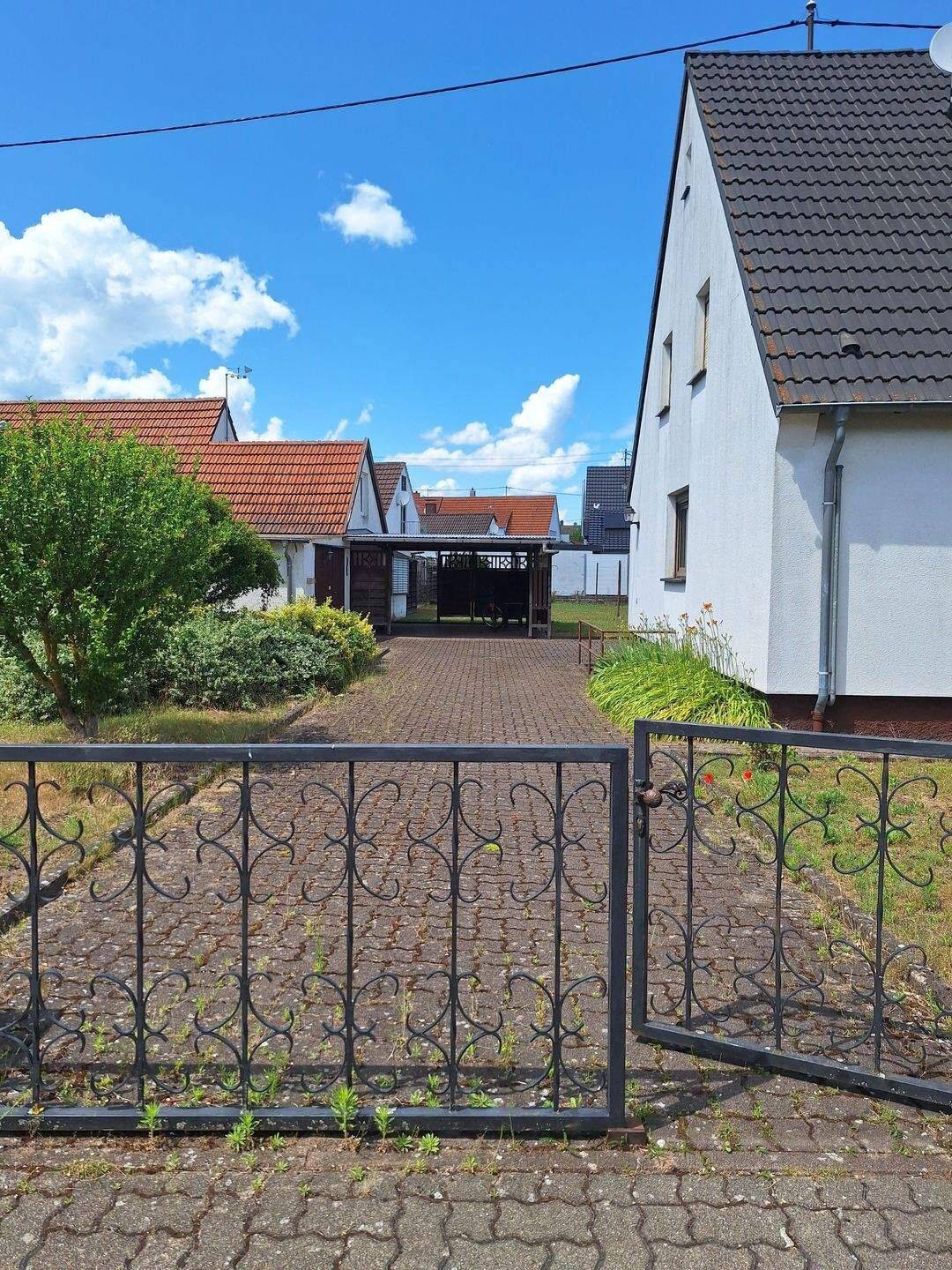 Provisionsfrei für kurze Zeit! Schöne DHH in Karlsruhe Neureut/Kirchf. in ruhiger Lage, mit schönem, pflegeleichten Garten in Wald- u. Seenähe, 76149 Karlsruhe (Neureut Nordstadt)