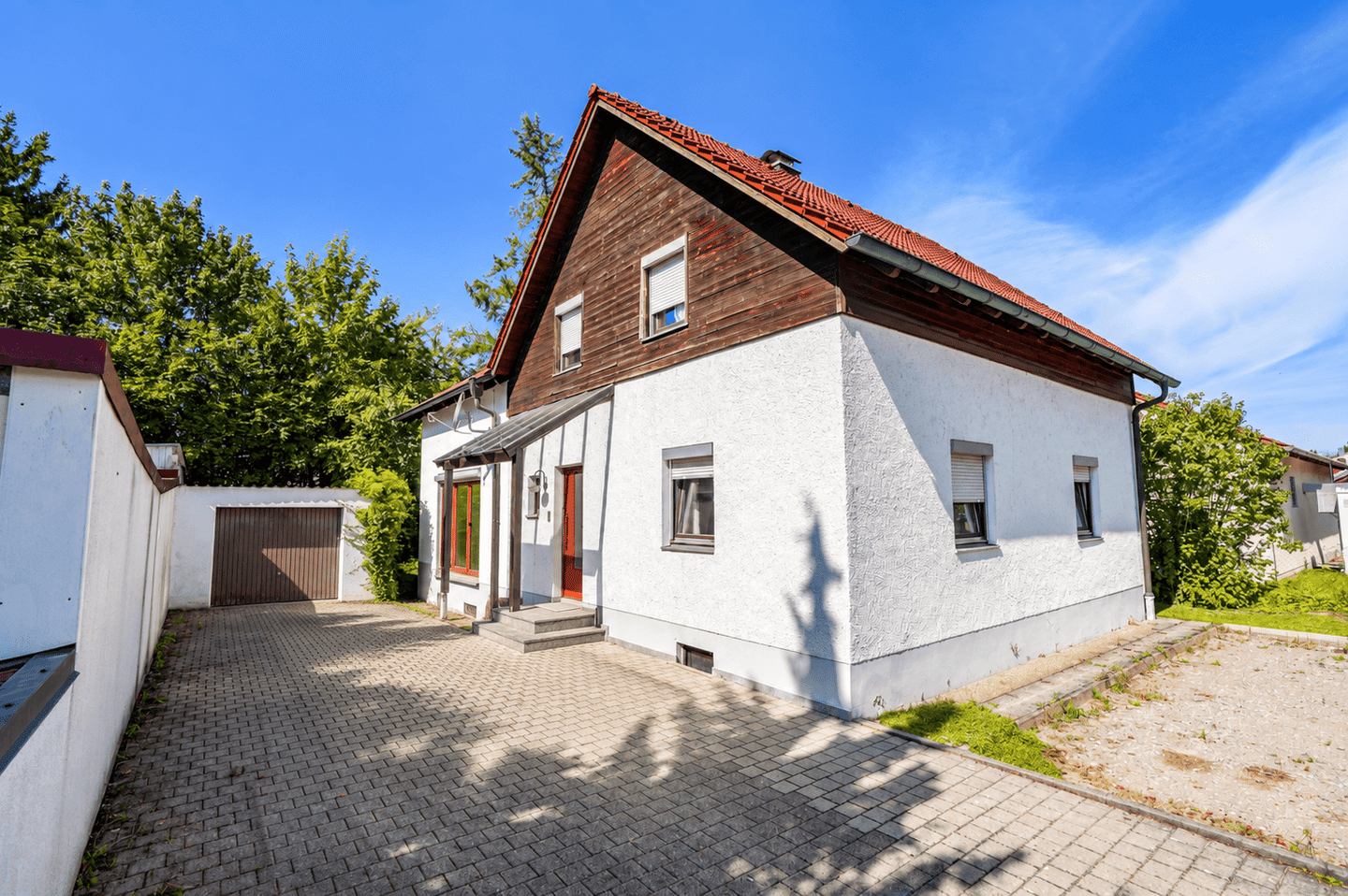 Zwei Nutzungsmöglichkeiten. Ein Haus mit außergewöhnlichem Potenzial., 94342 Straßkirchen