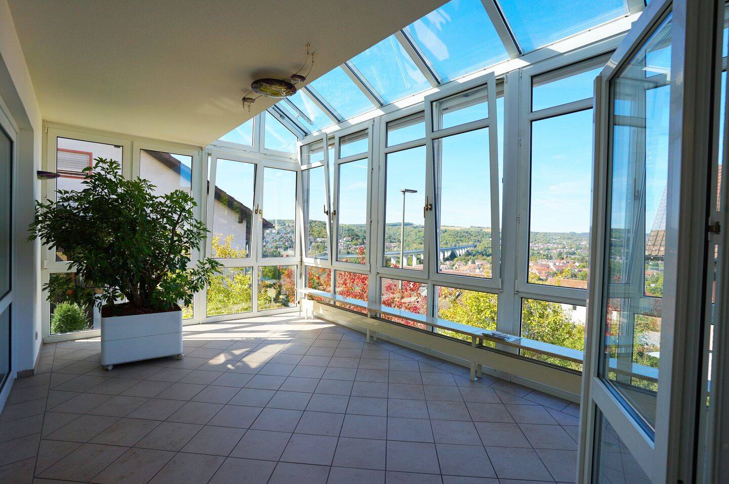 Großzügig und komfortabel wohnen: Einfamilienhaus mit Wintergarten, Aufzug und herrlichem Ausblick, 97209 Veitshöchheim