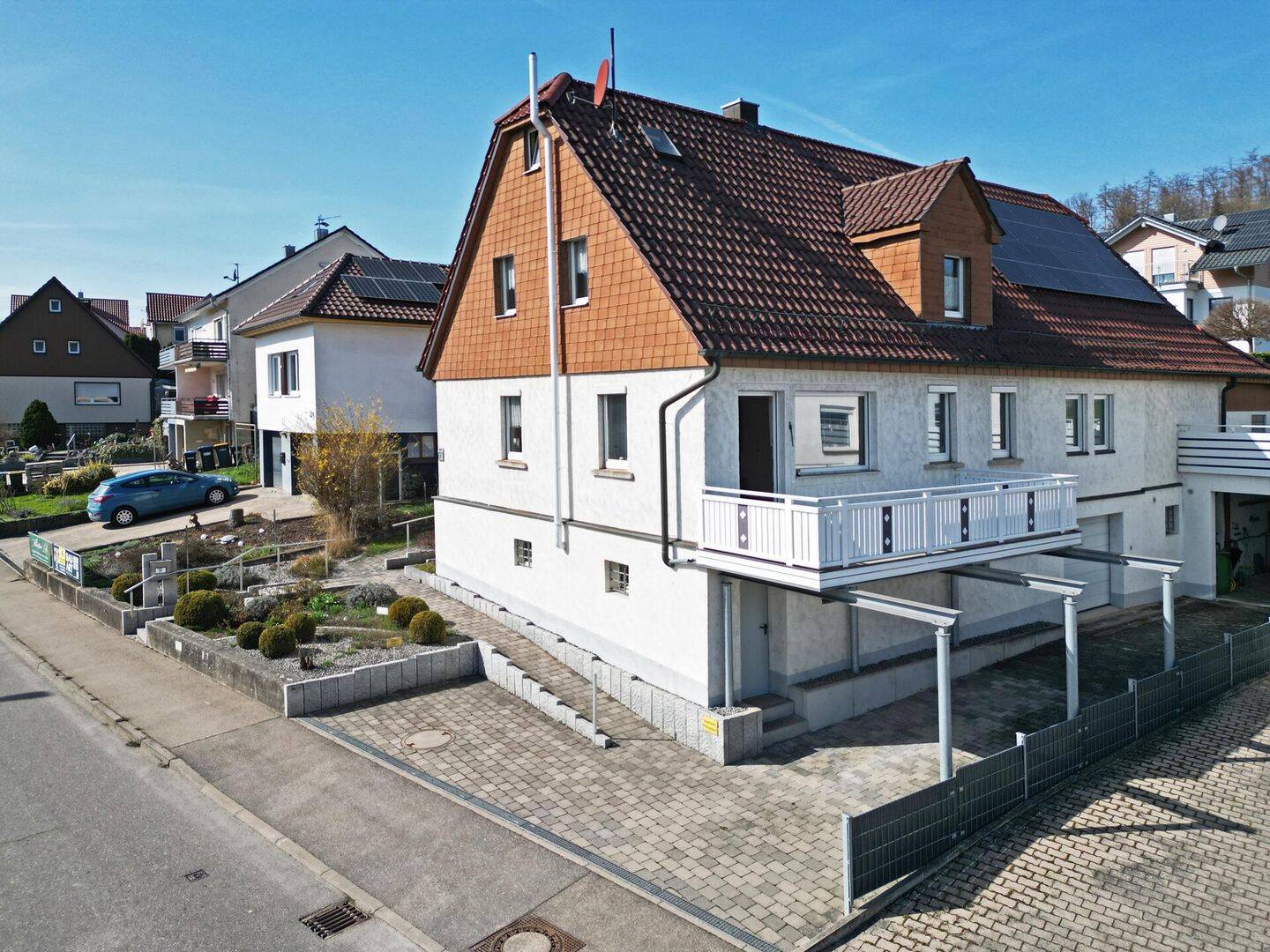 Endlich Platz für Familie und Hobby. 8 Zimmer auf 149 m² zum Wohnen. 251 m² fürs Hobby. 2 Garagen., 72636 Frickenhausen