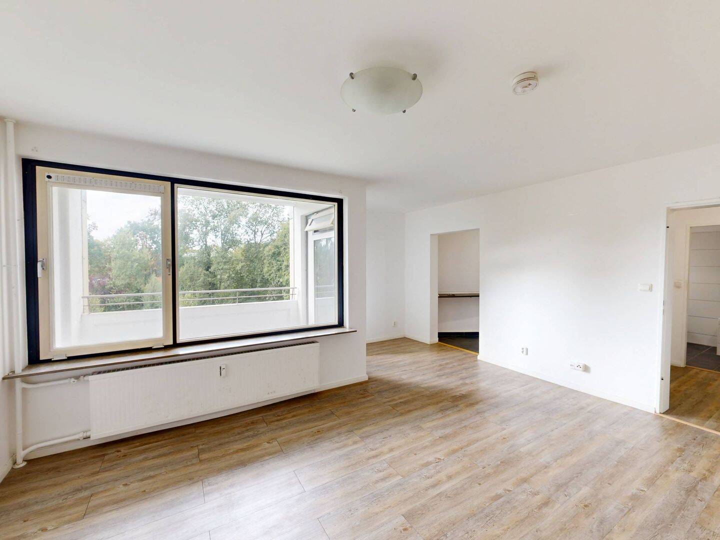 Helle 2-Zimmer-Wohnung mit BALKON und EINBAUKÜCHE, 25436 Uetersen