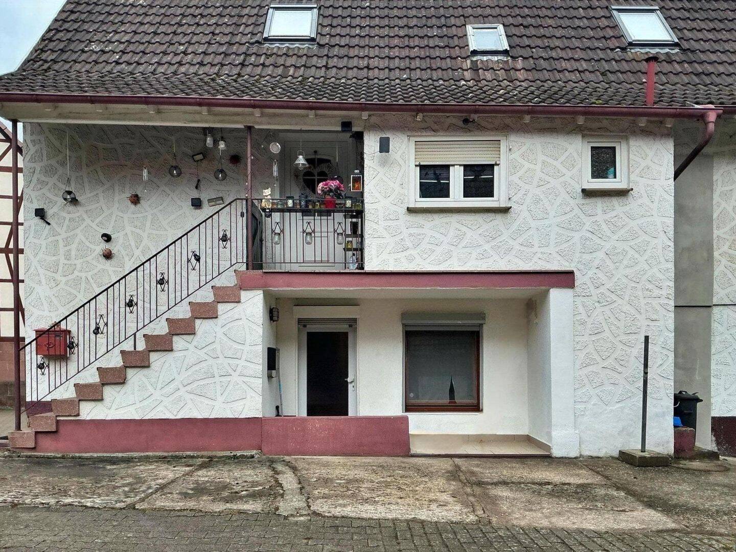 Altbau trifft moderne Technik: 4 Zimmer Maisonettewohnung, Garten und große Scheune, 76597 Loffenau