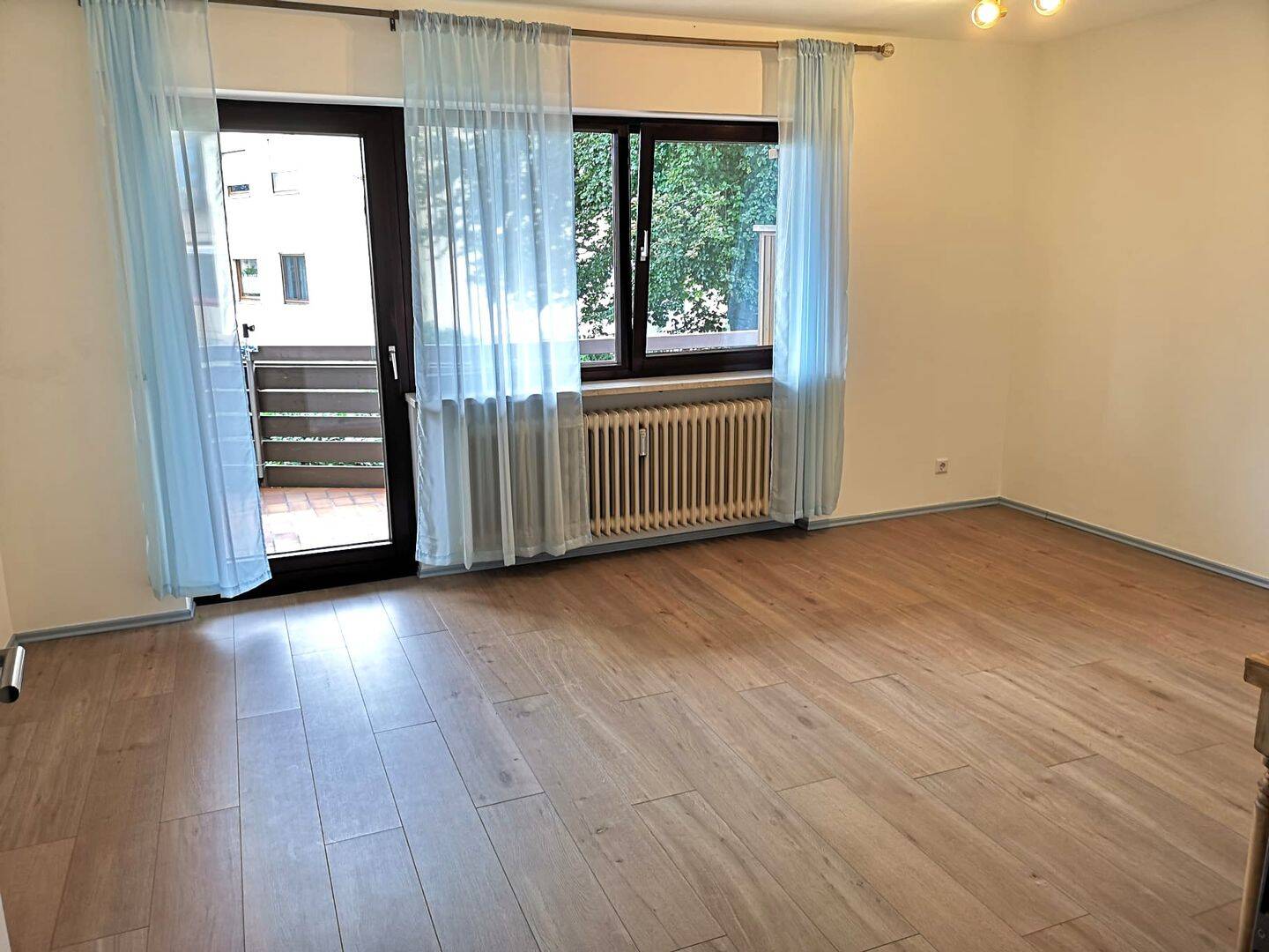 Sofort beziehbare, renovierte 1-Zi.-OG-Whg. mit großem Balkon, EBK und Kfz-Stellplatz, 88131 Bodolz