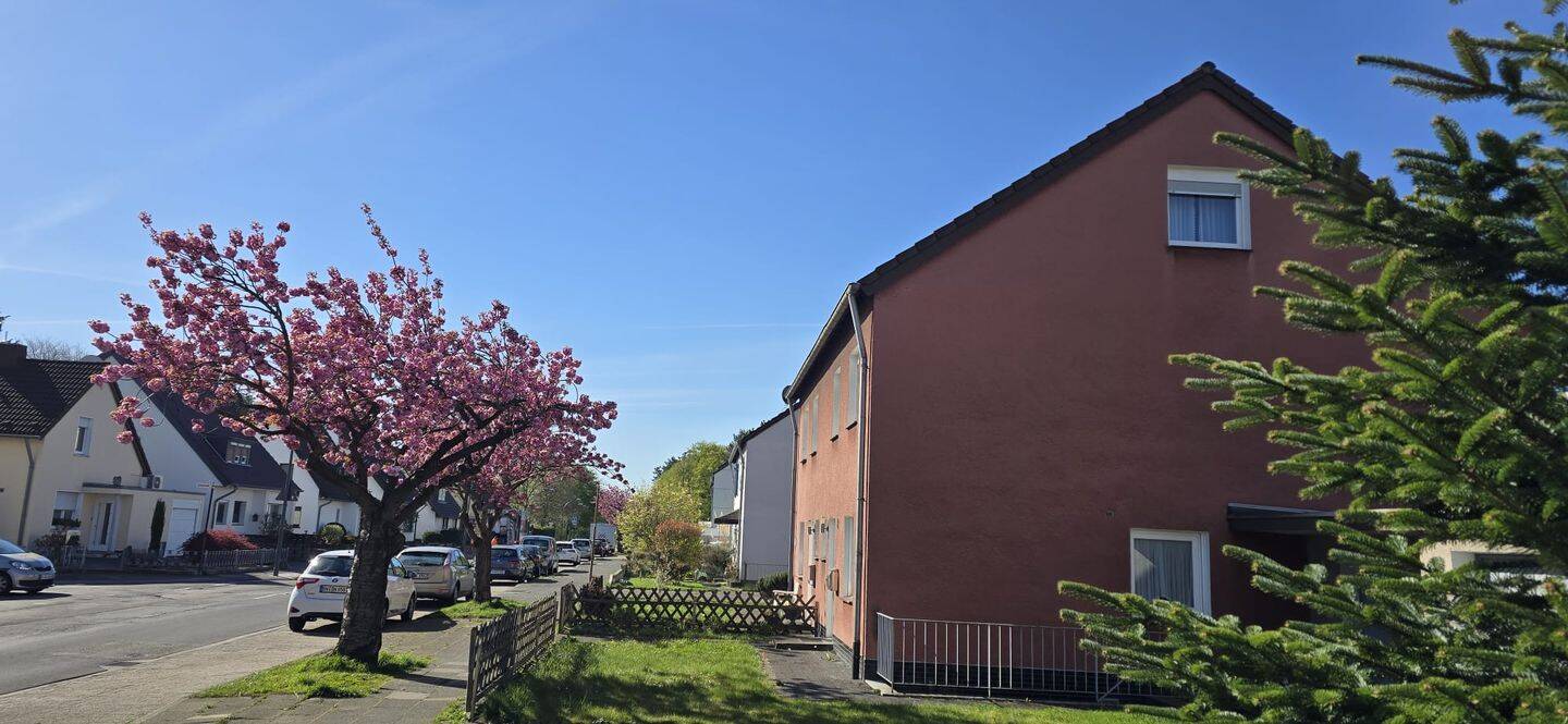Doppelhaushälte in Köln-Porz in ruhiger Wohnlage mit 6 Zimmern, Garten, Balkon, Garage und zusätzlichen Stellplätzen, 51145 Köln (Porz Eil Elsdorf Urbach)