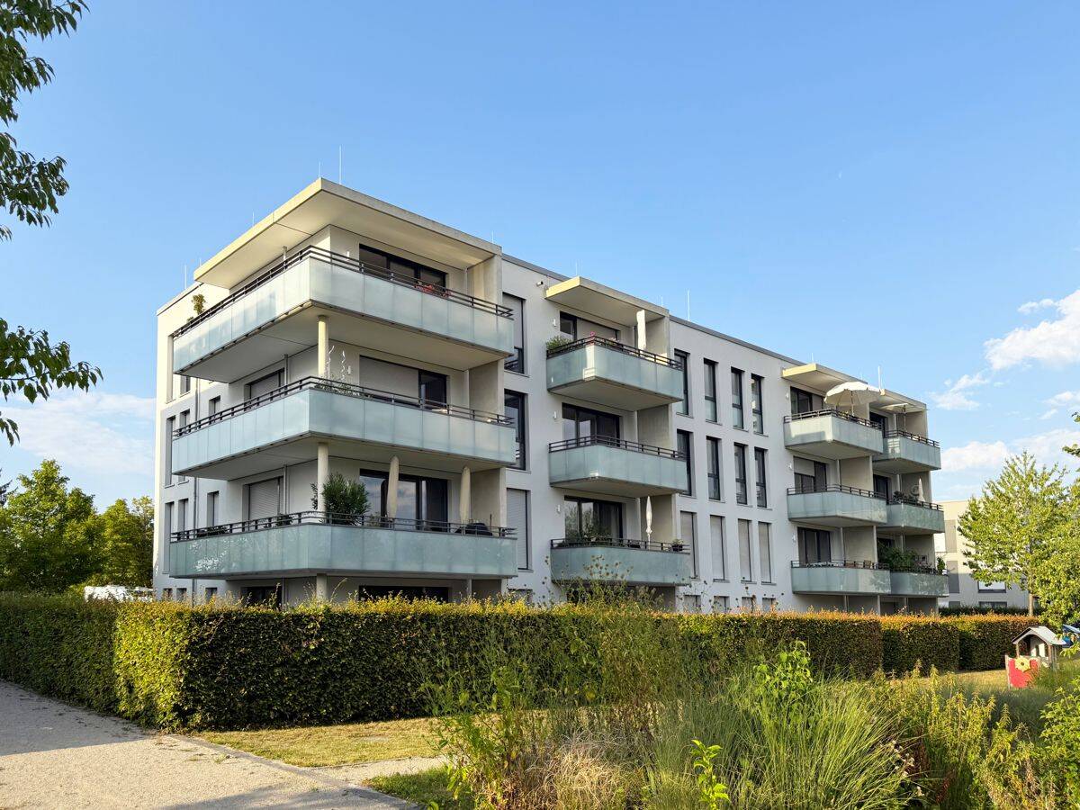 Lichtdurchflutete 3-Zimmerwohnung mit 2 Bädern, schicker Einbauküche und Südloggia, 81737 München (Ramersdorf-Perlach)