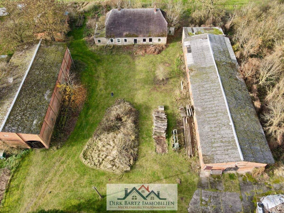 Kaufpreissenkung!! Dreiseitenhof mit massiven Scheunen und sanierungsbedürftigem Bauernhaus!!, 17111 Beggerow