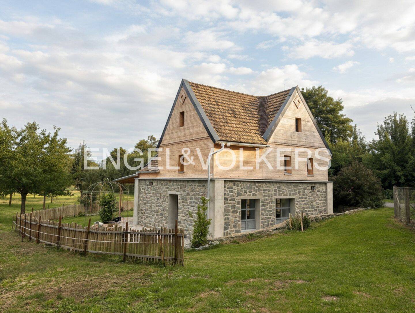 Stilvoll modernisiertes Landhaus im Altenburger Land: Historischer Charme trifft zeitlose elegante Wohnqualität., 4617 Starkenberg