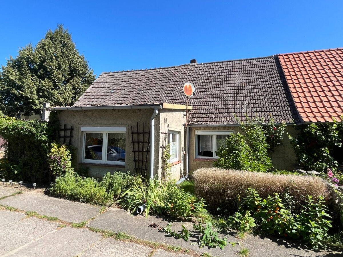 Seenähe: Haushälfte mit Potenzial – Garage – Nebengelass – Kummerower See in 1km….., 17111 Meesiger