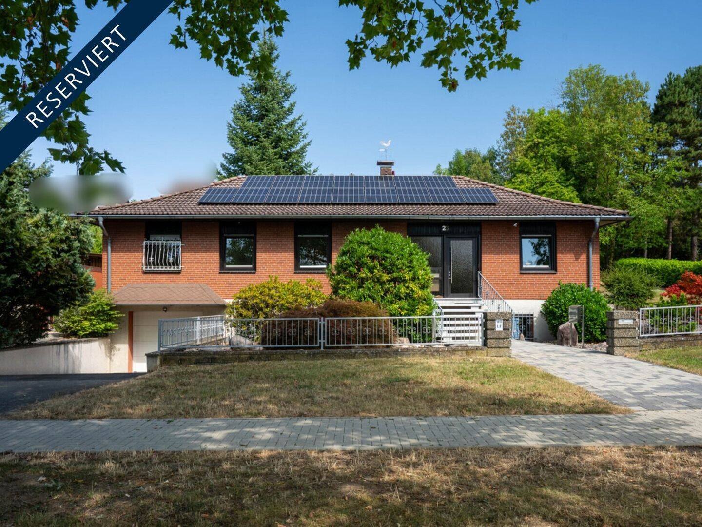 Idyllisches Wohnen am Ortsrand in einem Winkelbungalow mit PV-Anlage, Sauna, Naturteich & 3 Garagen, 34576 Homberg (Efze)