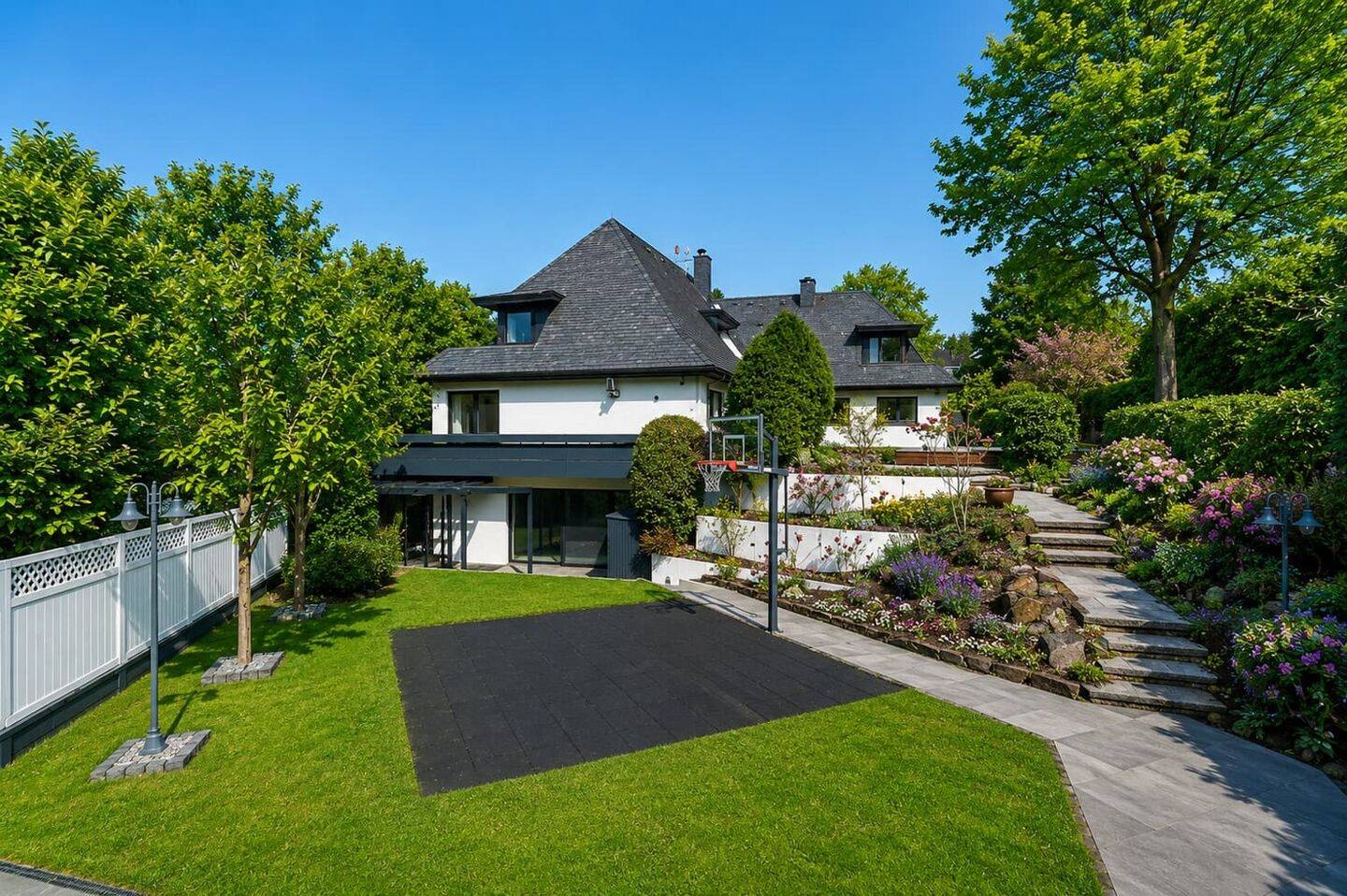 Exklusive und großzügige Villa mit Schwimmbad in ruhiger Lage, 40627 Düsseldorf (Gerresheim Unterbach Vennhausen)