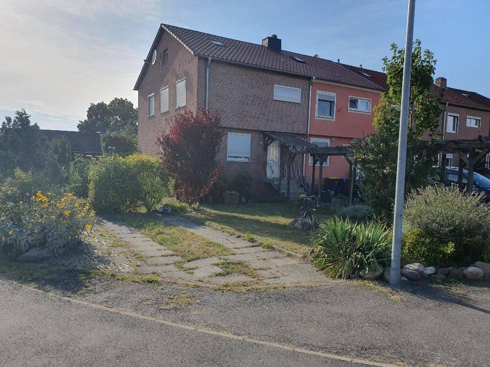 Wolfsburg – Vorsfelde: Reihenendhaus mit Garage auf Eigentumsgrundstück, 38448 Wolfsburg