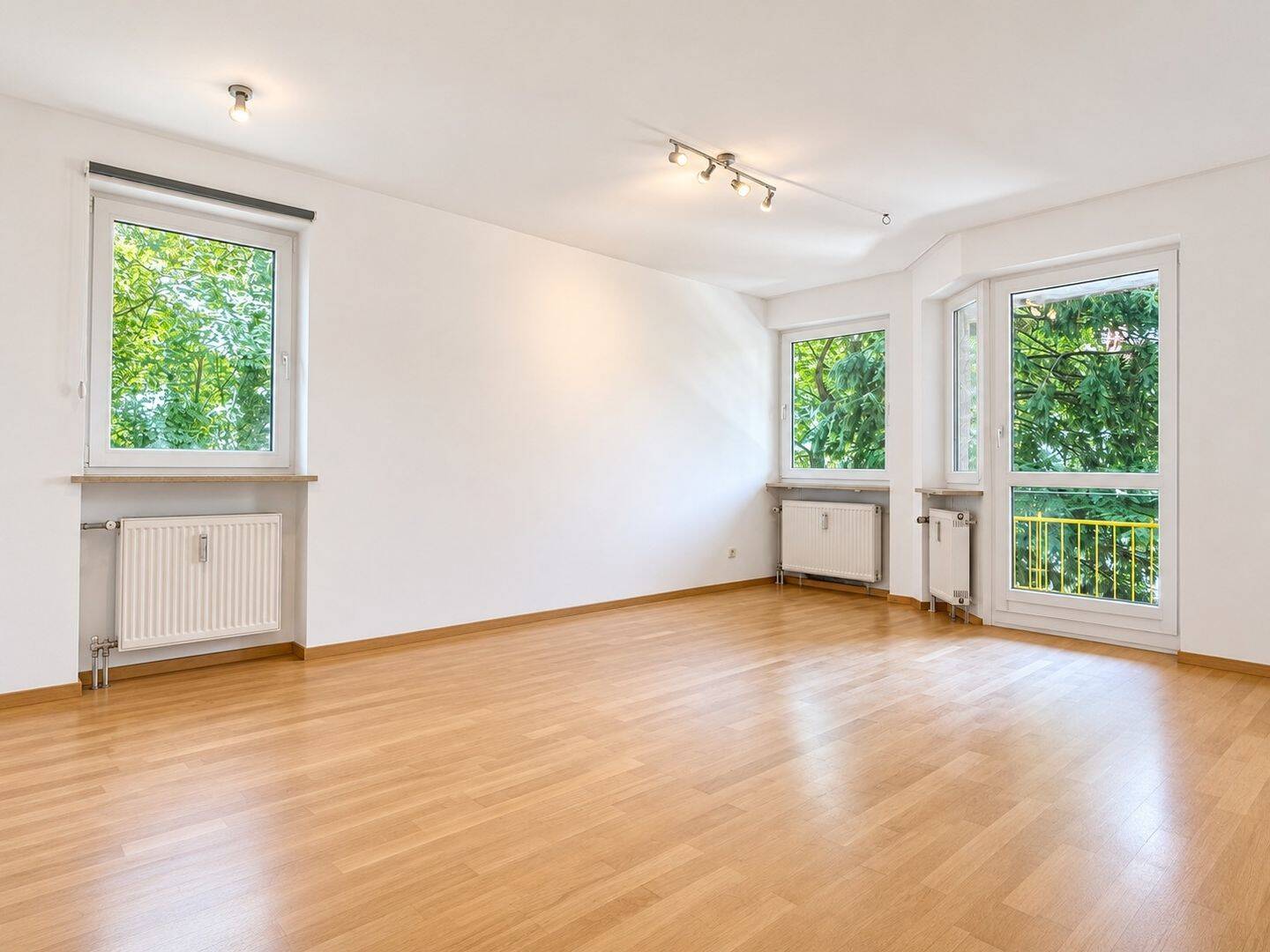 Modernisierte 2-Zimmer-Wohnung mit Süd-West-Eckbalkon, Aufzug & Duplexparker – bezugsfrei, 85435 Erding
