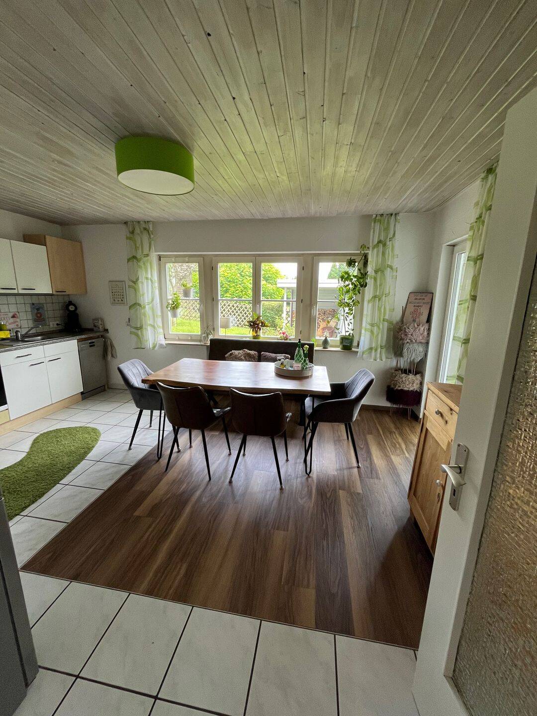 Großzügige 2,5 Zimmer Wohnung in grüner Lage, mit zwei Terrassen und Garten, 88276 Berg