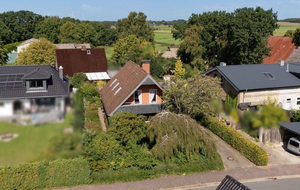 Geräumiges Einfamilienhaus mit Terrasse, Loggia und schönem Baumbestand in Ostrohe, 25746 Ostrohe