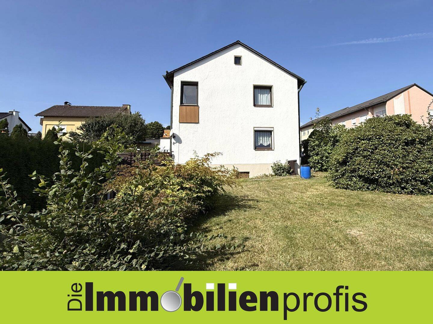 Doppelhaushälfte mit Garten und 3 Garagen in Naila, 95119 Naila