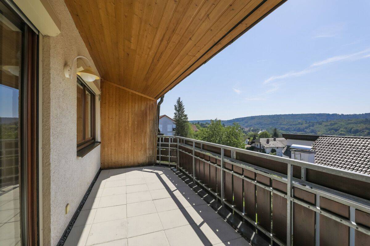 Seltene Gelegenheit! Stilvolle 3,5-Zimmer-DG-Wohnung mit Kamin und Garage und toller Aussicht!, 75173 Pforzheim