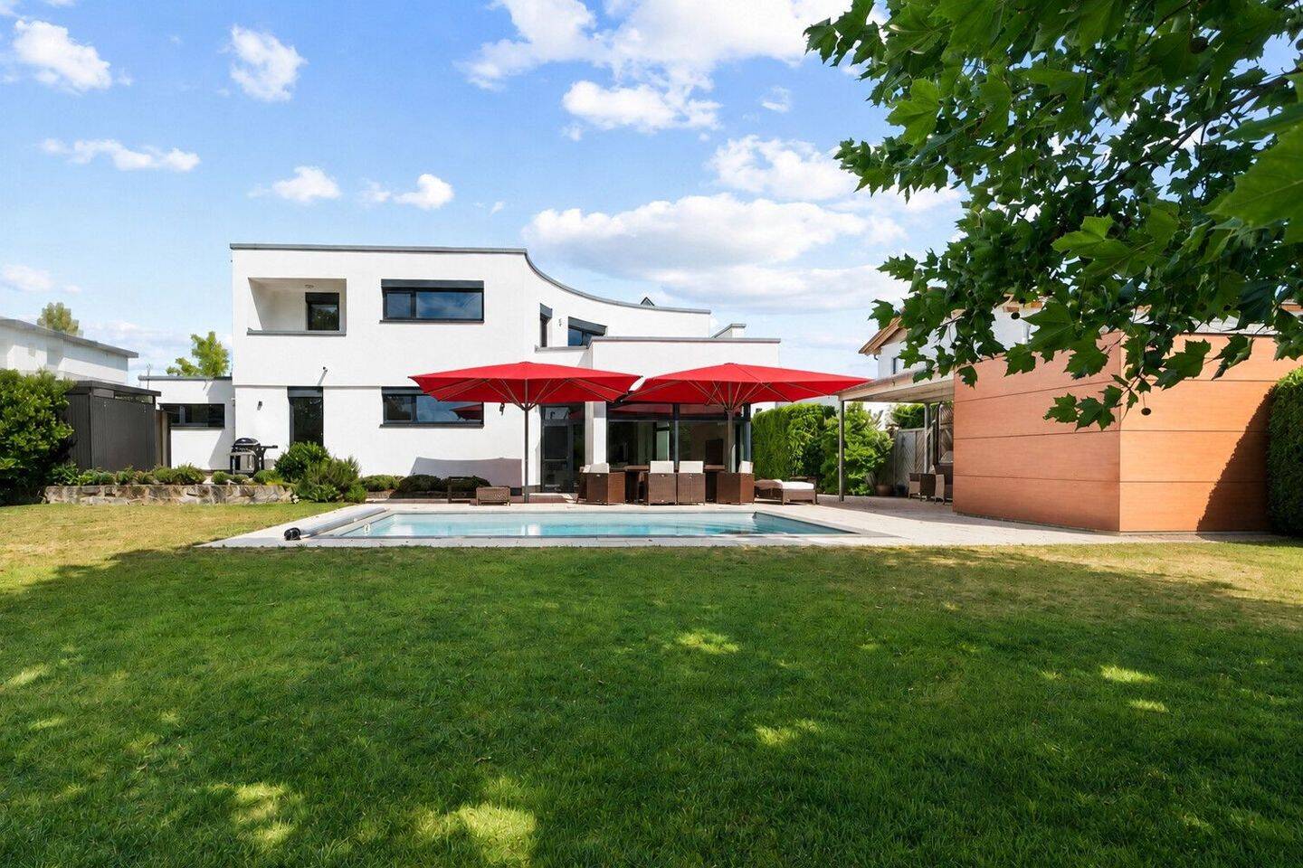 Großzügig. Modern. Besonders. Stilvolles Wohnen mit Pool und Garten, 88471 Laupheim