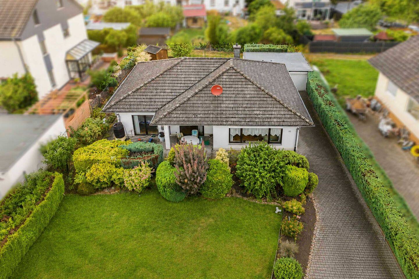 Wohnen auf einer Ebene: Charmanter Bungalow mit sonnigem Garten und viel Privatsphäre, 63674 Altenstadt