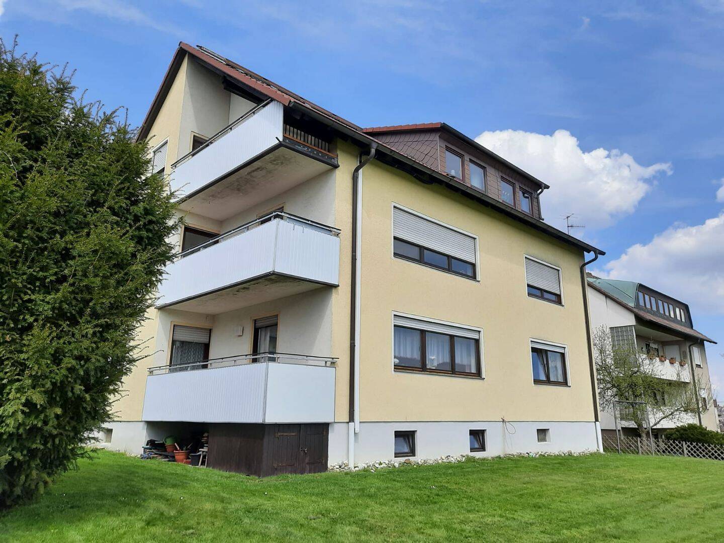 Renovierte 3-Zimmer-DG-Wohnung mit EBK und Balkon und Fernsicht, 95173 Schönwald