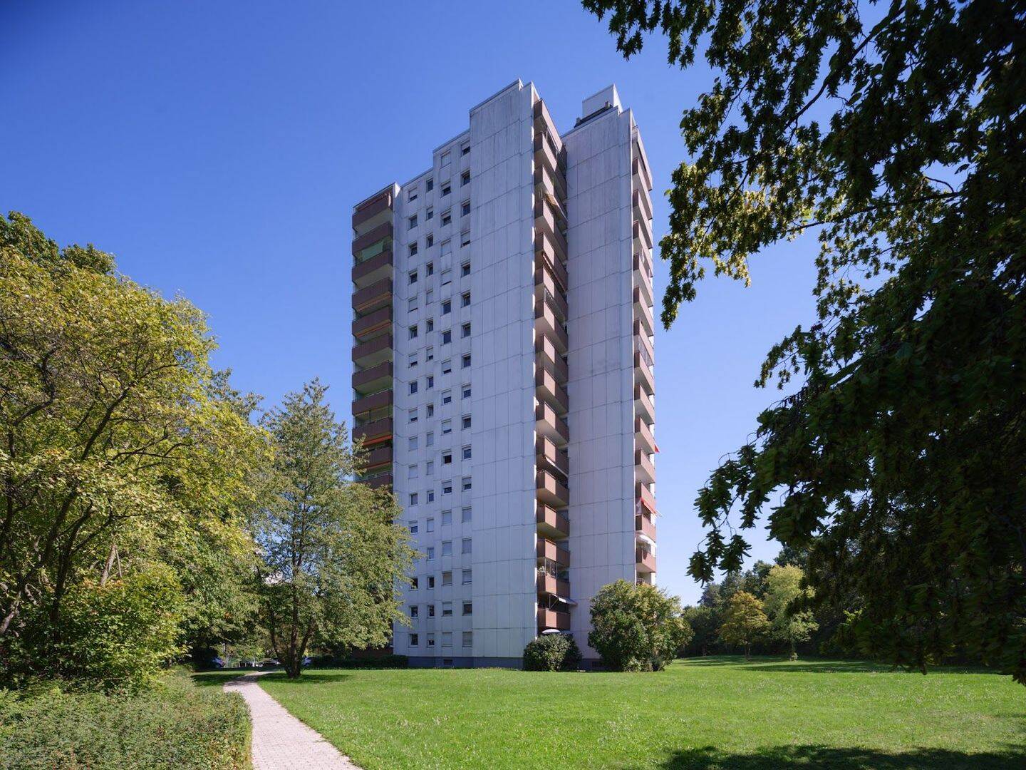Großzügige 2-Zimmer-Wohnung mit Balkon und Weitblick ins Grüne, 71034 Böblingen