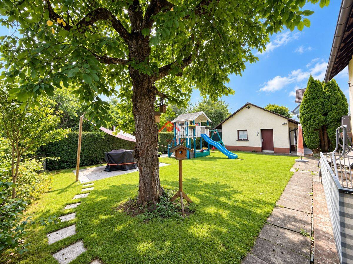 Charmantes Einfamilienhaus mit Doppelgarage auf großem Grundstück in Weilheim, 78604 Rietheim-Weilheim