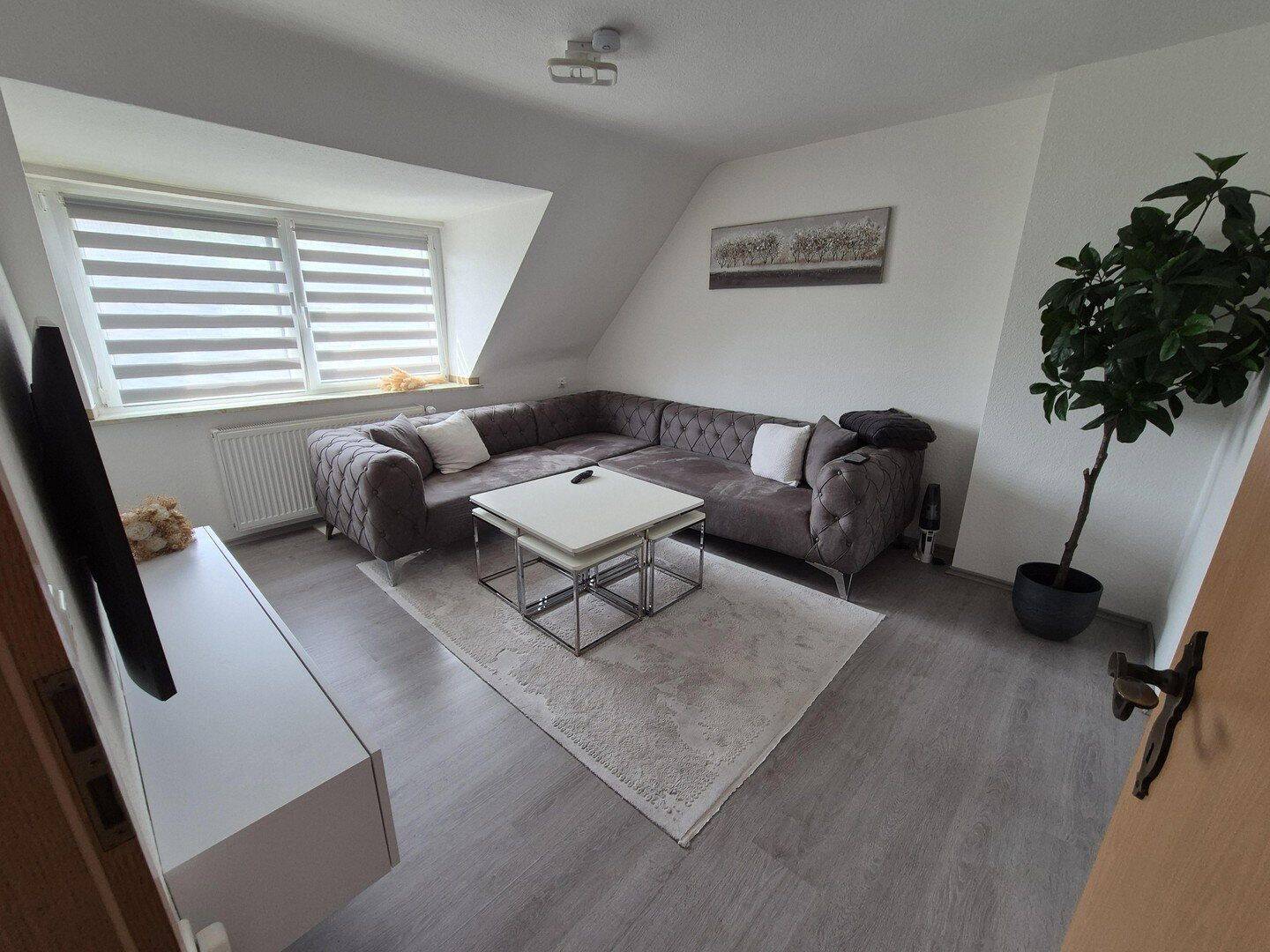 Helle und geräumige 3,5-Zimmer-Dachgeschosswohnung in ruhiger Lage, 47167 Duisburg (Marxloh Neumühl Obermarxloh Röttgersbach)