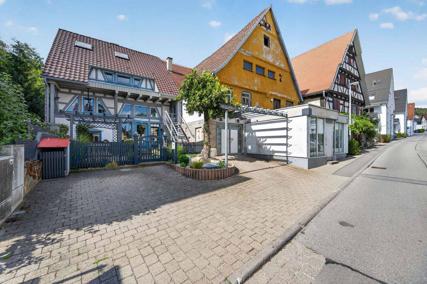 Freistehendes Einfamilienhaus mit zusätzlichem Altgebäude in Herrenberg-Kayh, 71083 Herrenberg