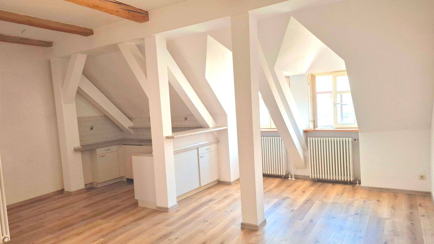 Charmante Dachgeschoss-Studiowohnung im Zentrum von Straubing, 94315 Straubing