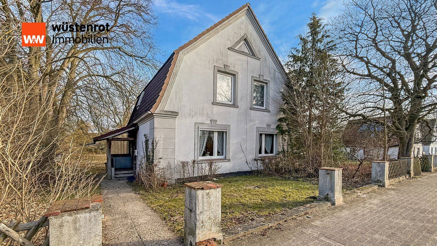 Charmantes Einfamilienhaus mit Mansardendach und großem Garten, 24601 Belau
