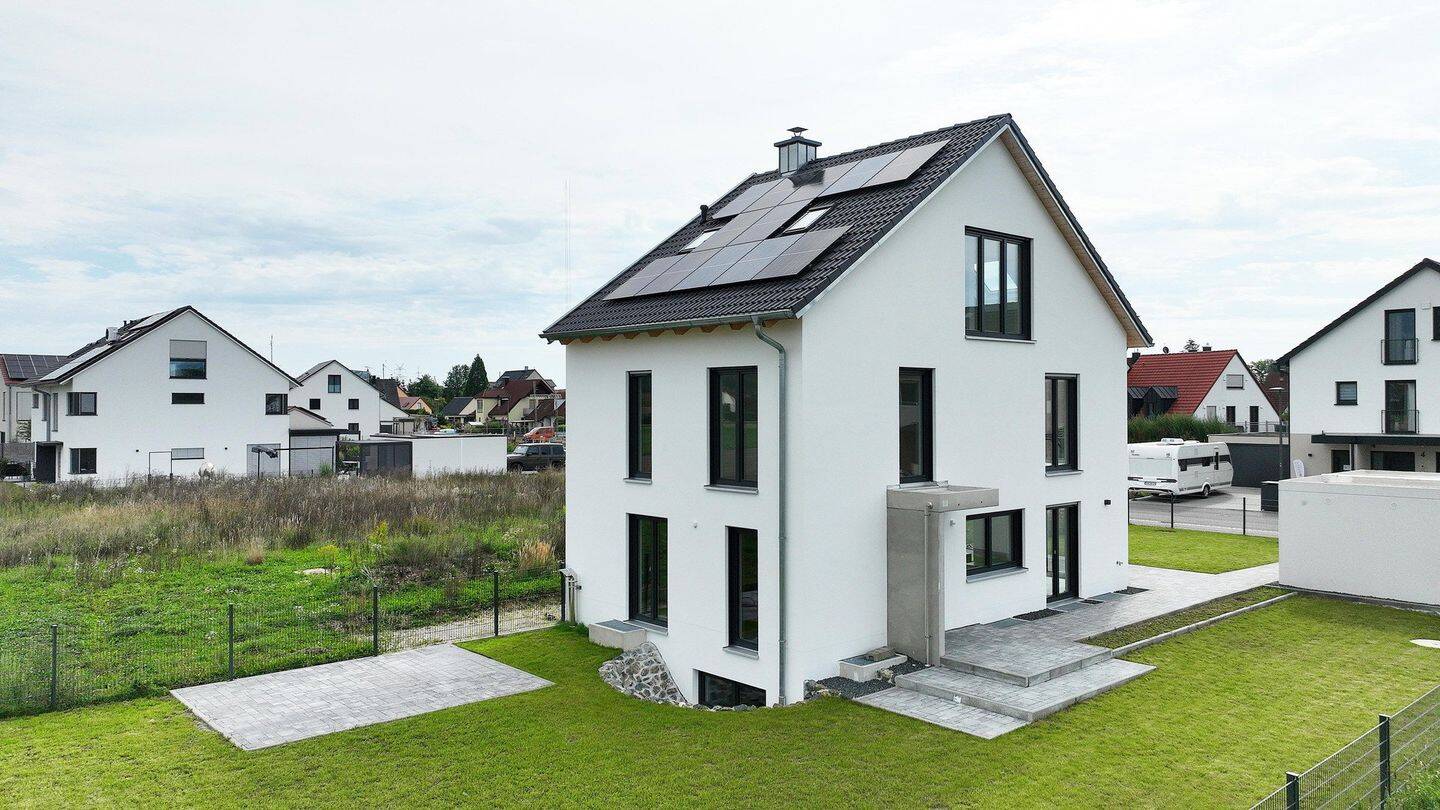 Exklusive Neubau-Doppelhaushälfte mit 602 m² Grundstück, Studio und modernster Haustechnik, 85232 Bergkirchen