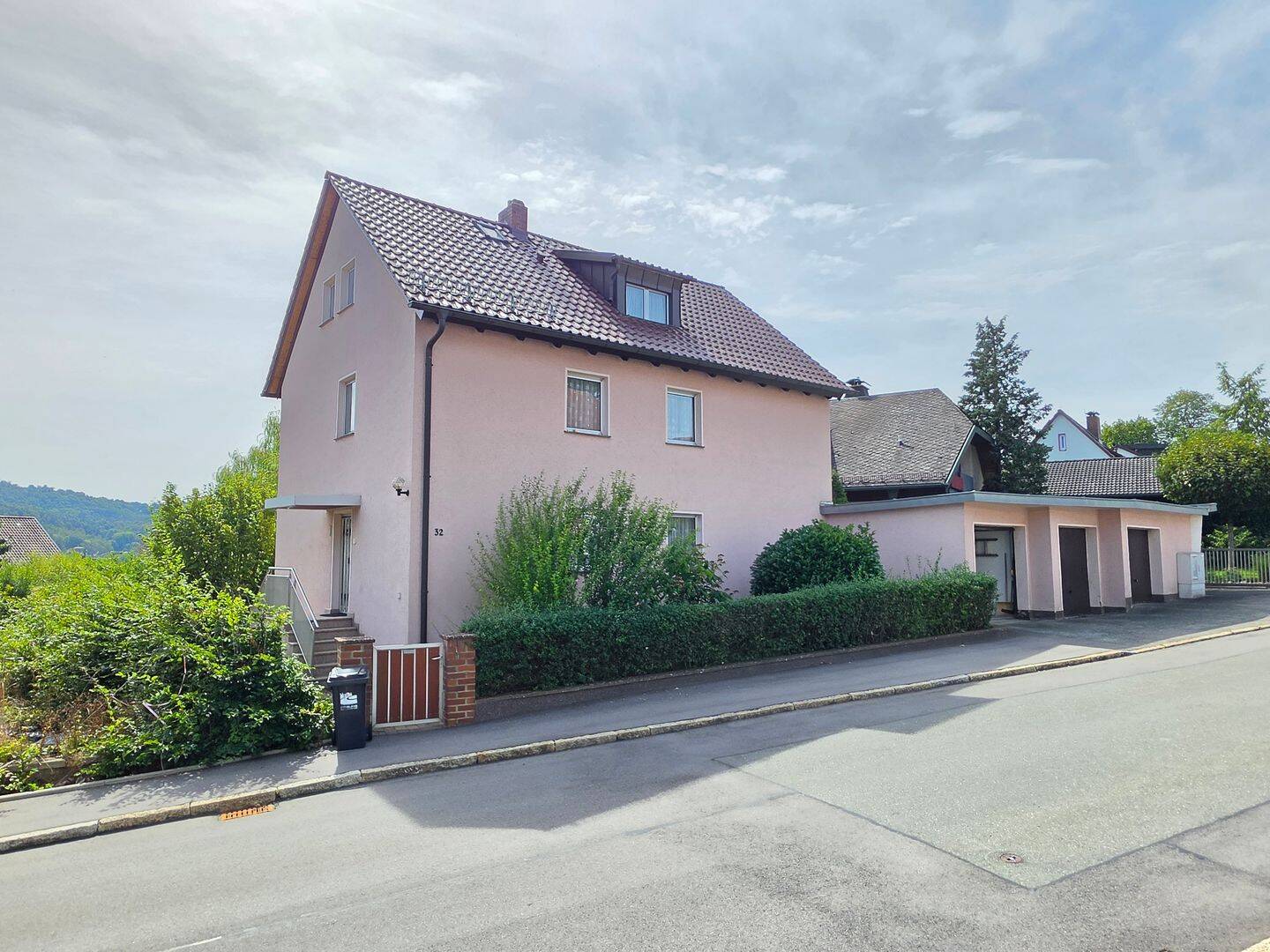 Gepflegtes Raumwunder mit Potential, PV-Anlage und 3 Garagen in beliebter Lage!, 96487 Dörfles-Esbach