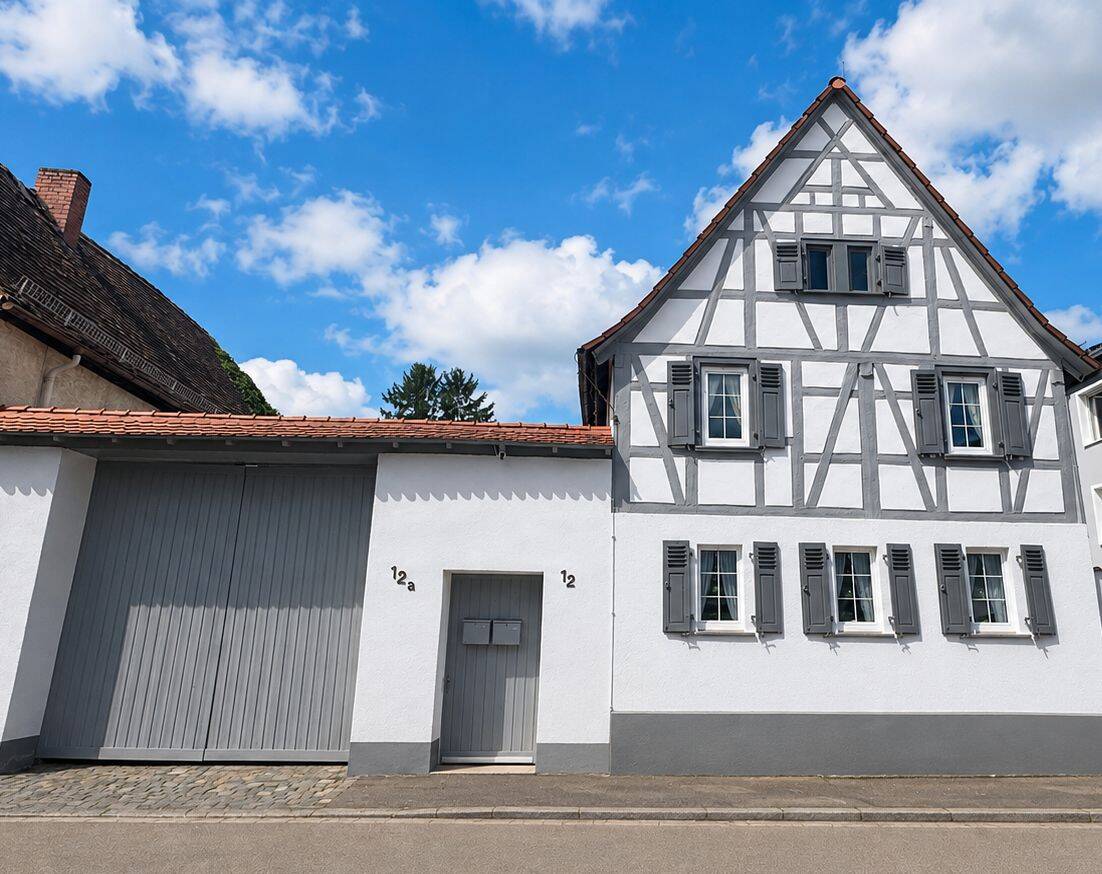 Stilvoll modernisiertes Fachwerkhaus mit großzügigem Raumkonzept, 65191 Wiesbaden (Bierstadt Sonnenberg Wiesbaden)